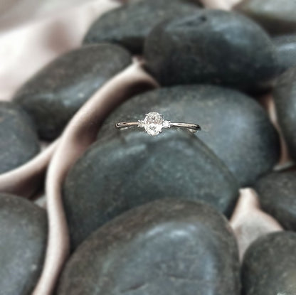 Пръстен от бяло злато 18 карата с диаманти 0.33