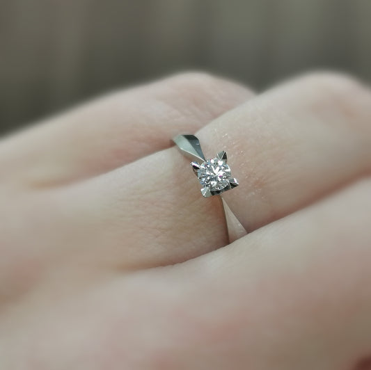 Класически годежен пръстен с диамант 0.20 карата HRD  Сертификат