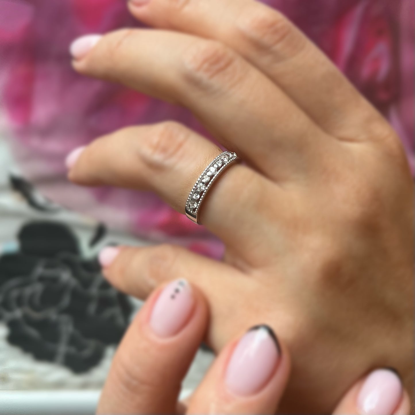 Различен модел златен пръстен за жена с диаманти, изработен от бяло злато и подходящ за брачна халка