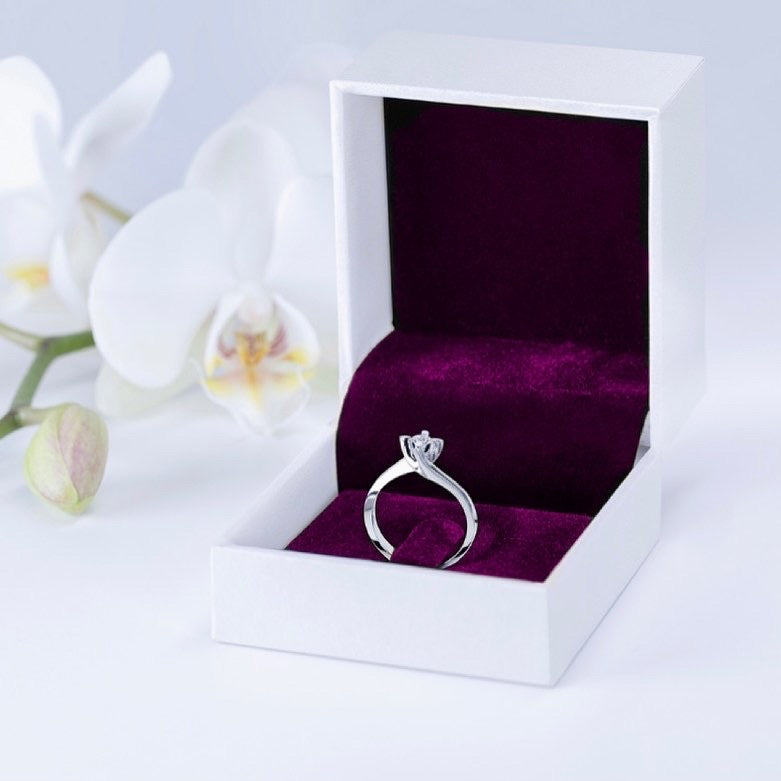 Пръстен за годеж от бяло злато с диамант