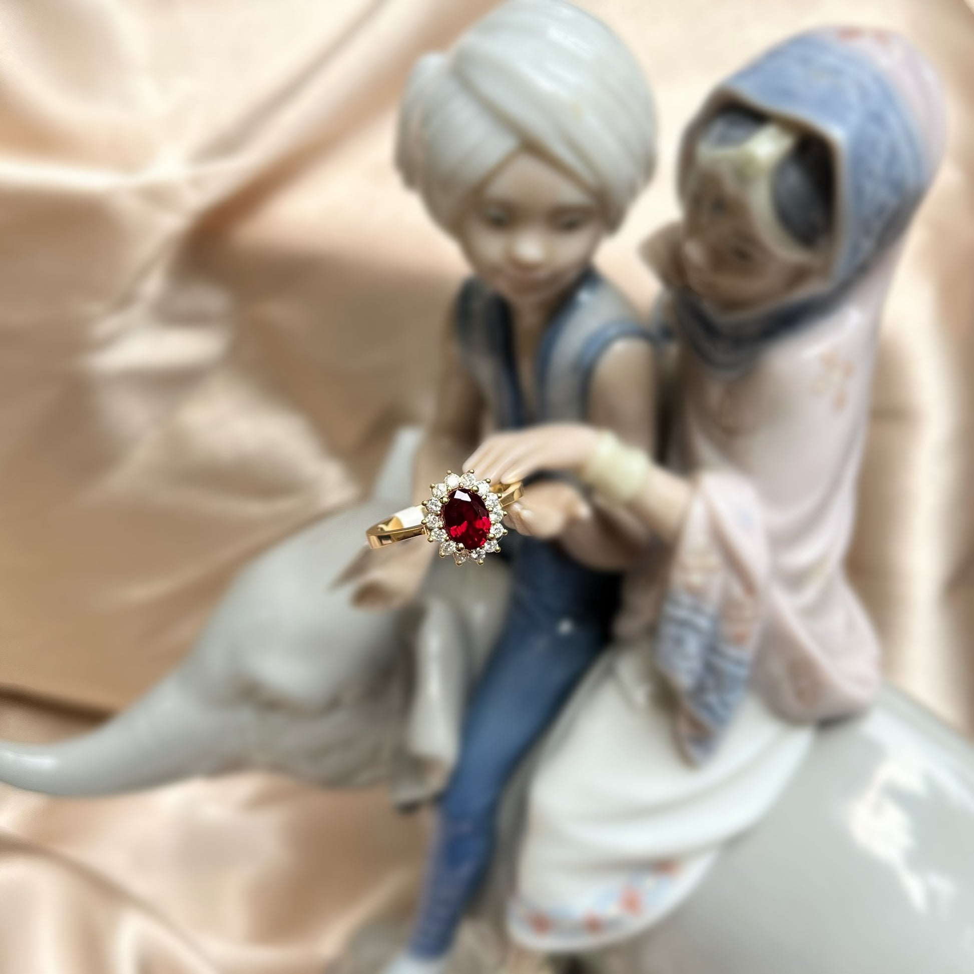 Диамантен пръстен с рубин, изработен от жълто злато
