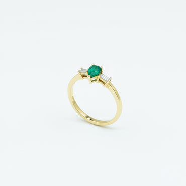 Дамски златен пръстен капка смарагд и диаманти багети 0.55 карата