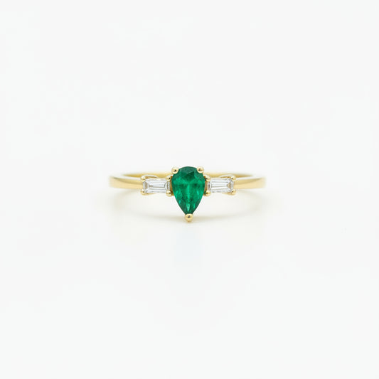 Златен пръстен с изумруд и диаманти в багетна форма 0.55 карата