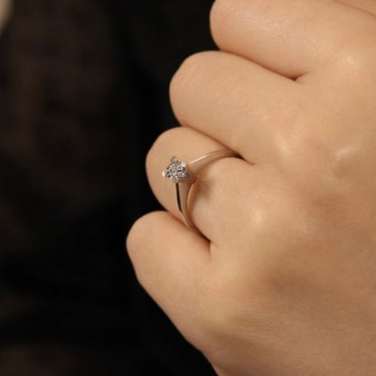 Женски годежен пръстен с брилянт, изработен от 14 карата бяло злато.