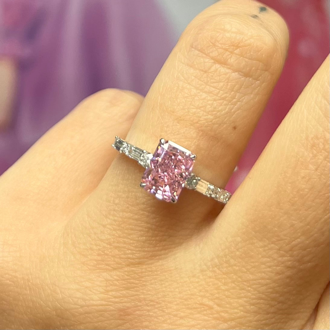 Дамски пръстен от бяло злато с розов сапфир и диаманти 3.53 карата