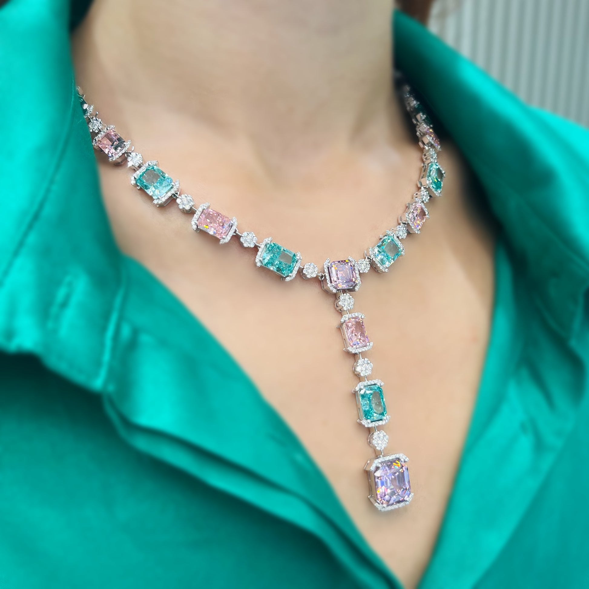 Диамантено колие с цветни скъпоценни камъни LIMITED EDITION Bahrain Diamond Exhibition 110.57 карата