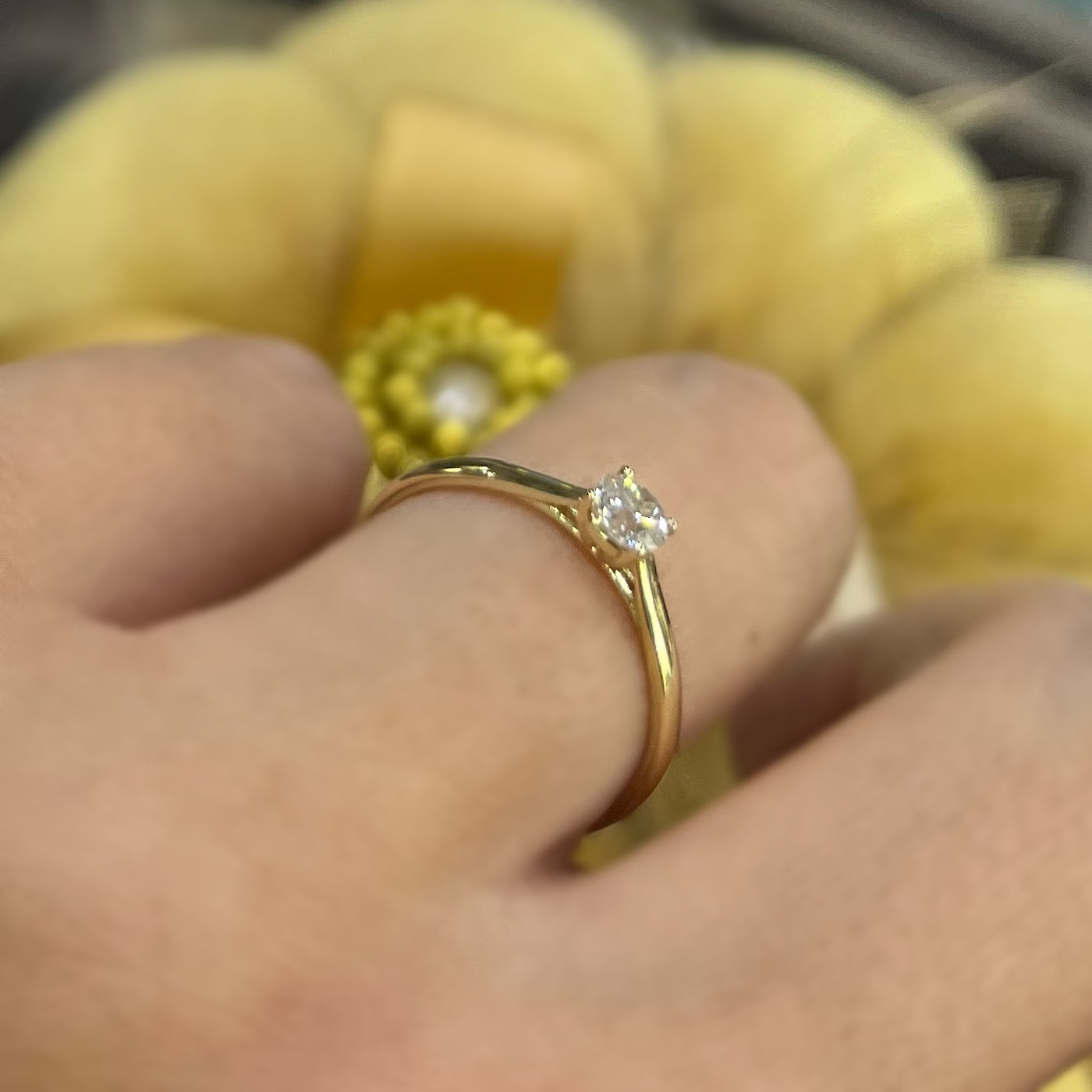 Класически годежен пръстен от жълто злато с диамант 0.19 карата