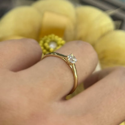 Класически годежен пръстен от жълто злато с диамант 0.19 карата