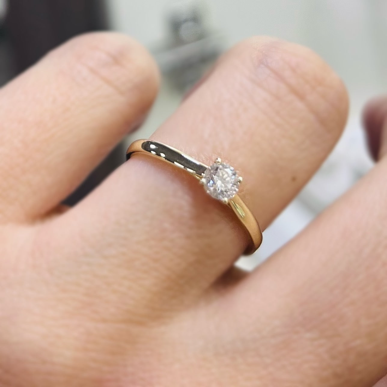 Класически годежен пръстен от жълто злато с диамант 0.19 карата