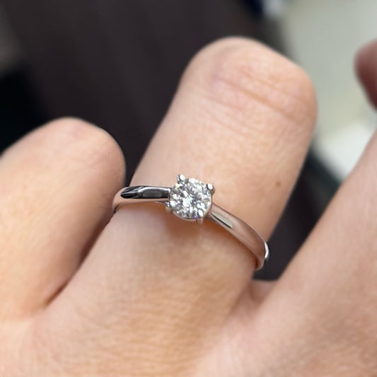 Класически годежен пръстен цена и качество в едно, изработен от бяло злато с диамант.