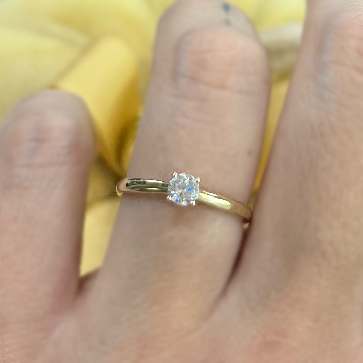 Златен пръстен за жена, подходящ за диамантен годежен пръстен