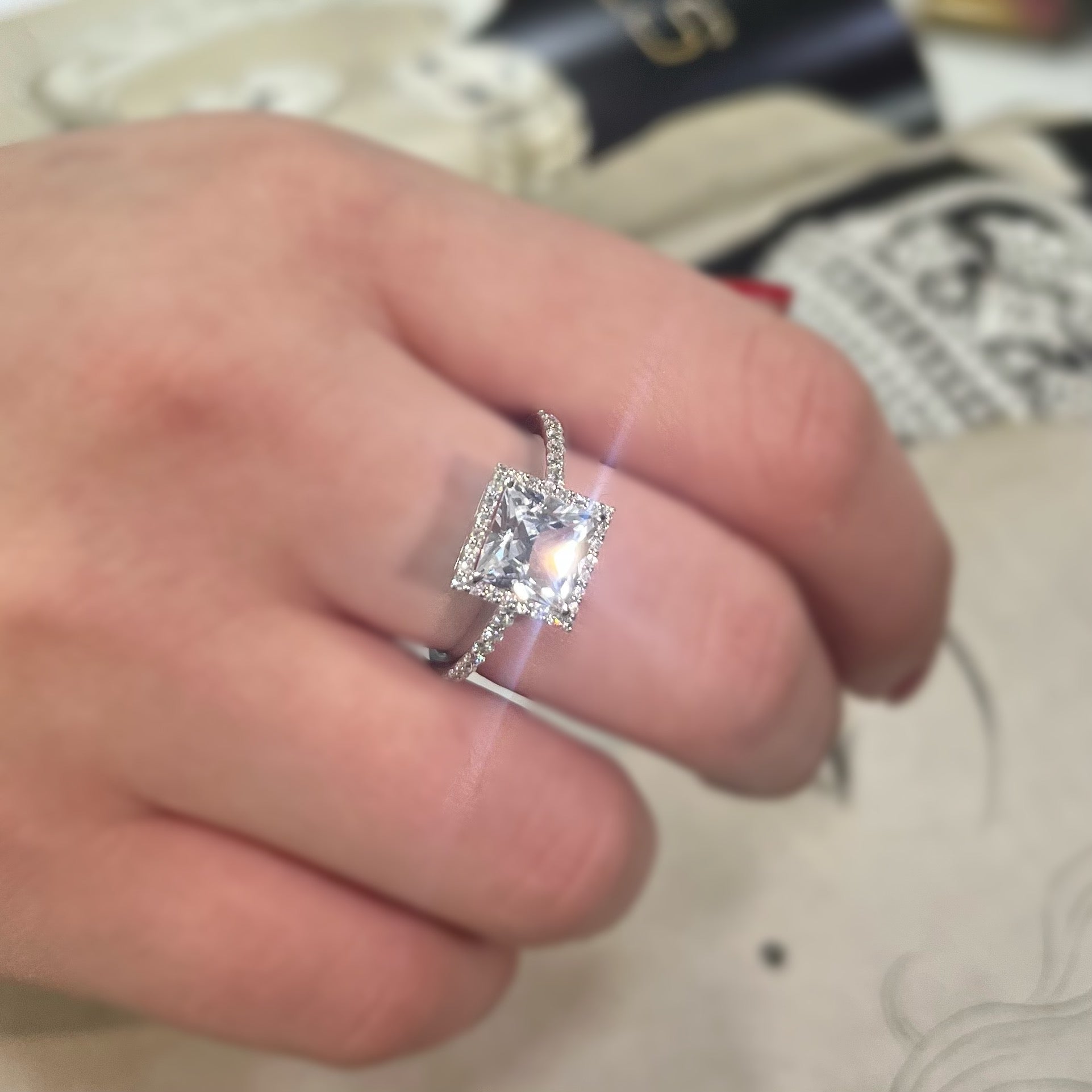 Пръстен с Бял сапфир и диаманти 3.45 карата