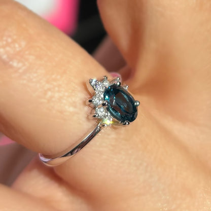 Дамски златен пръстен с диаманти и топаз