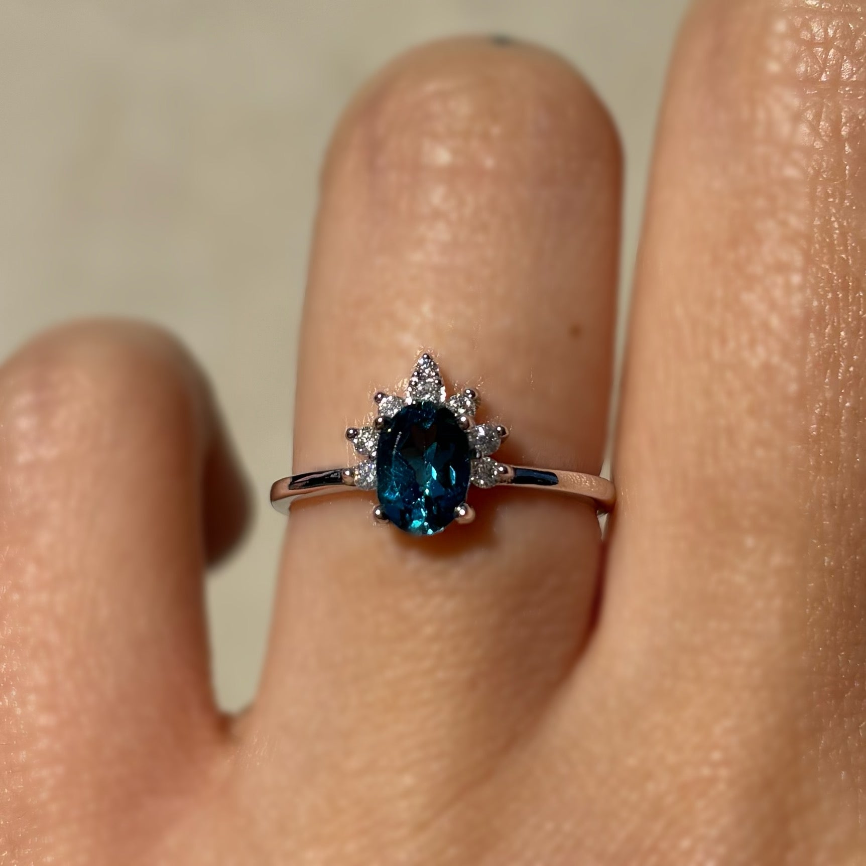 Модел пръстен за жена от бяло злато с диаманти и London Blue Topaz