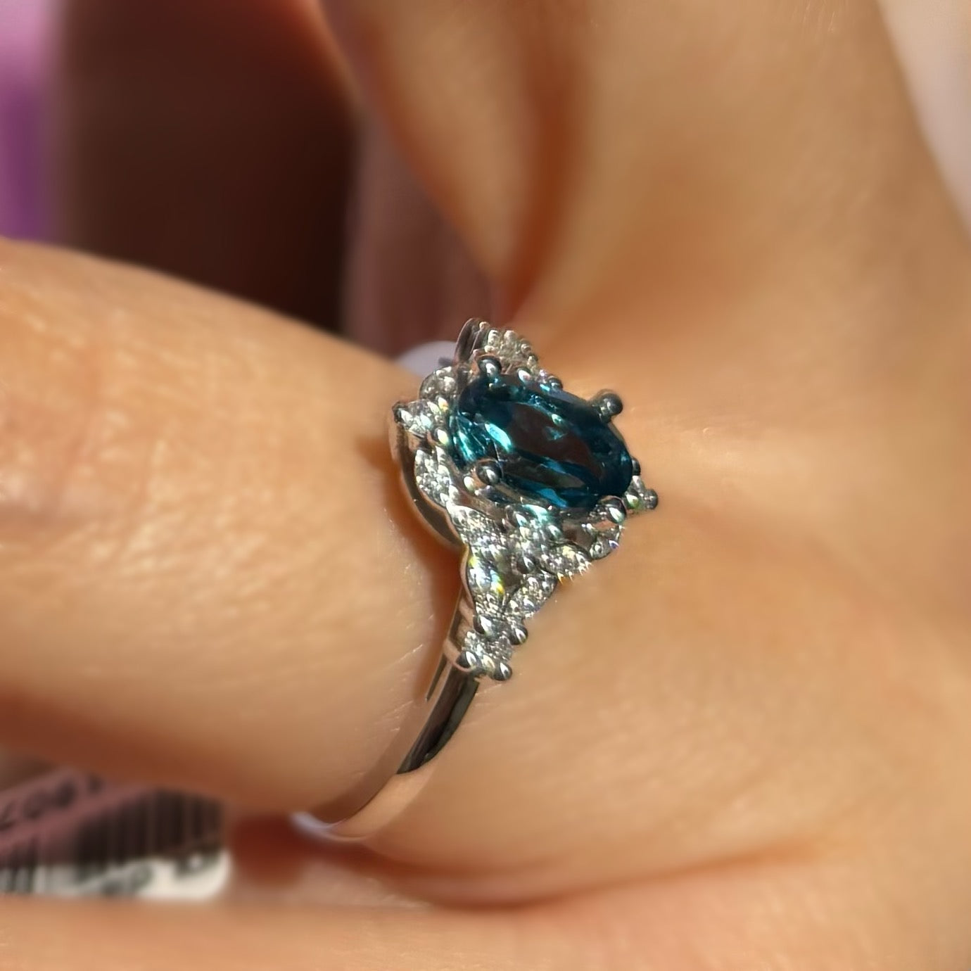 Златен дамски пръстен с диаманти и London Blue Topaz