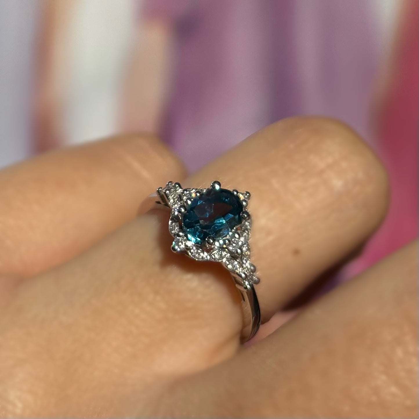 Тънък златен пръстен от бяло злато с диаманти и топаз London Blue