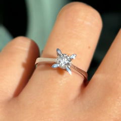 Класически пръстен от бяло злато с диамант 0.51 карата HRD сертификат