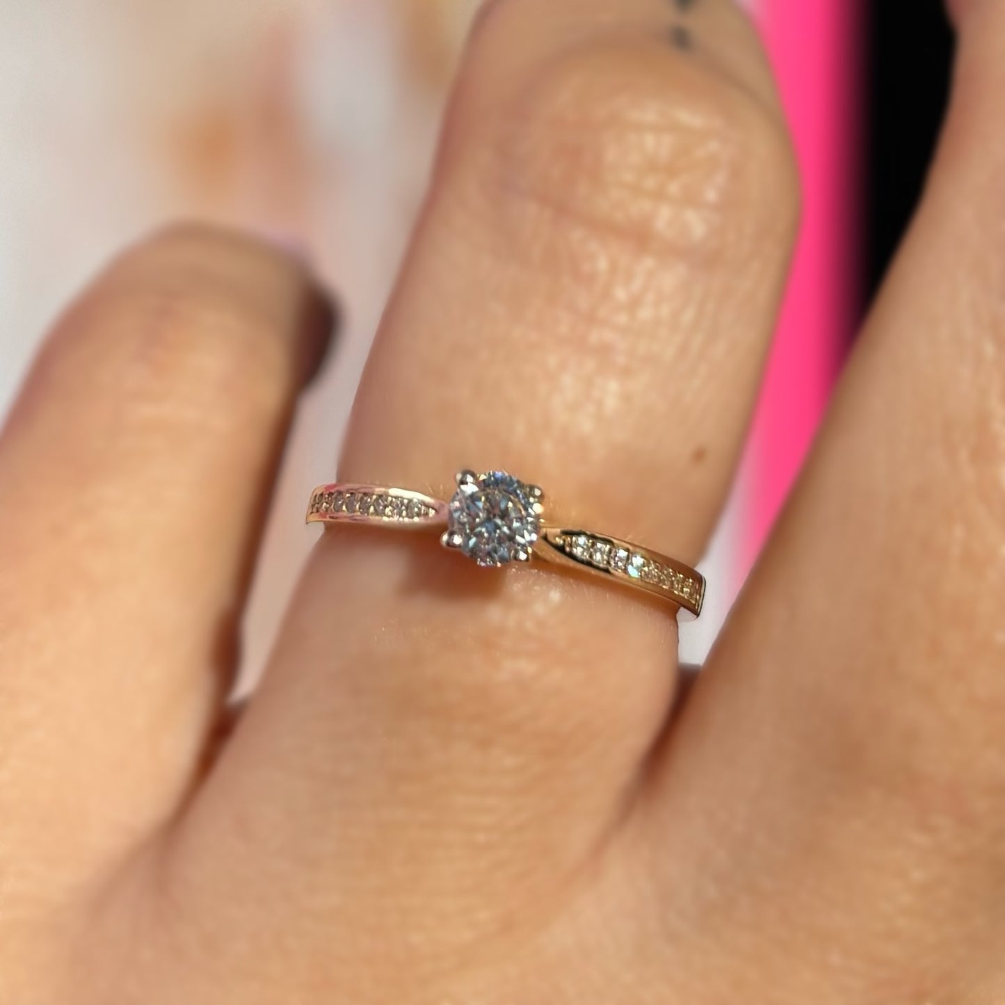 Пръстен жълто злато с диамант 0.24 карата HRD и диаманти 0.07 карата