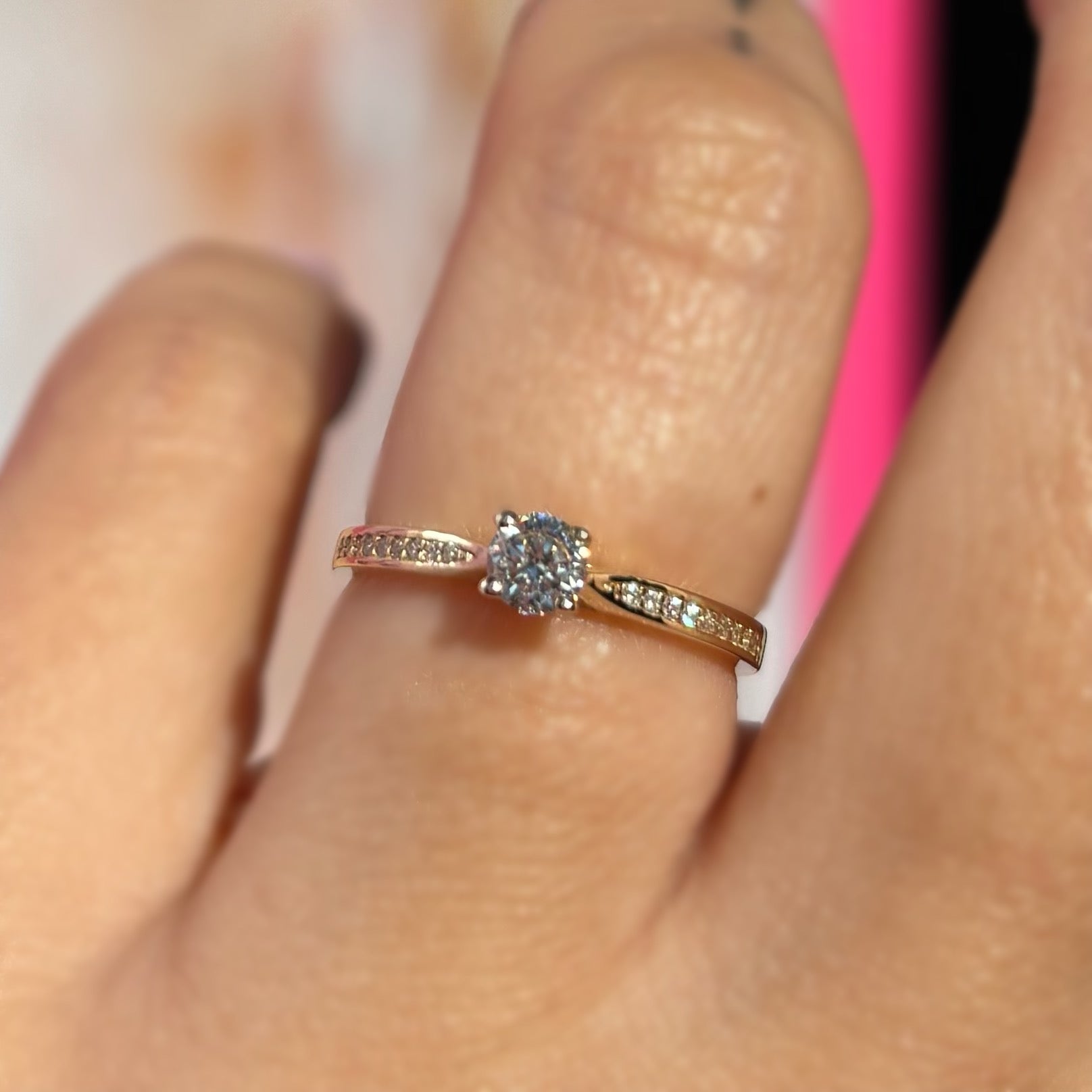 Пръстен жълто злато с диамант 0.24 карата HRD и диаманти 0.07 карата