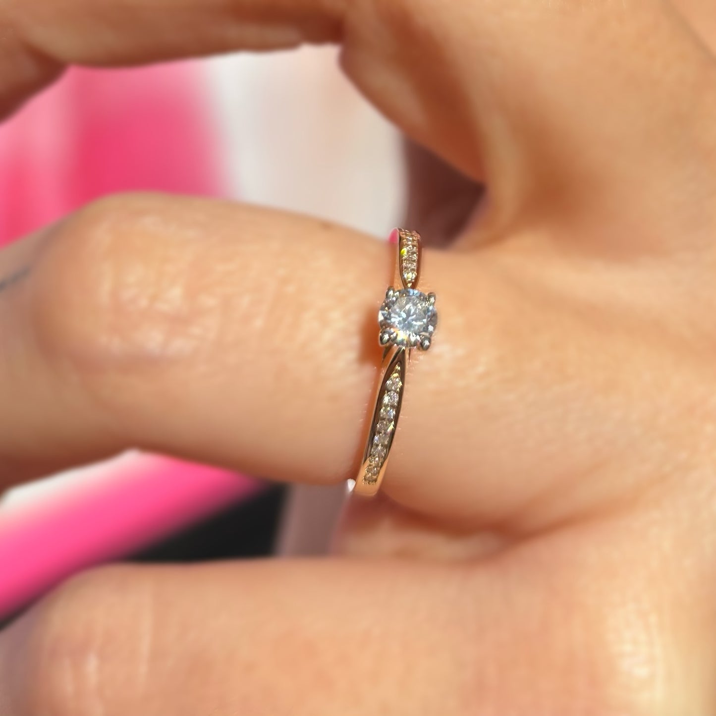 Пръстен жълто злато с диамант 0.24 карата HRD и диаманти 0.07 карата