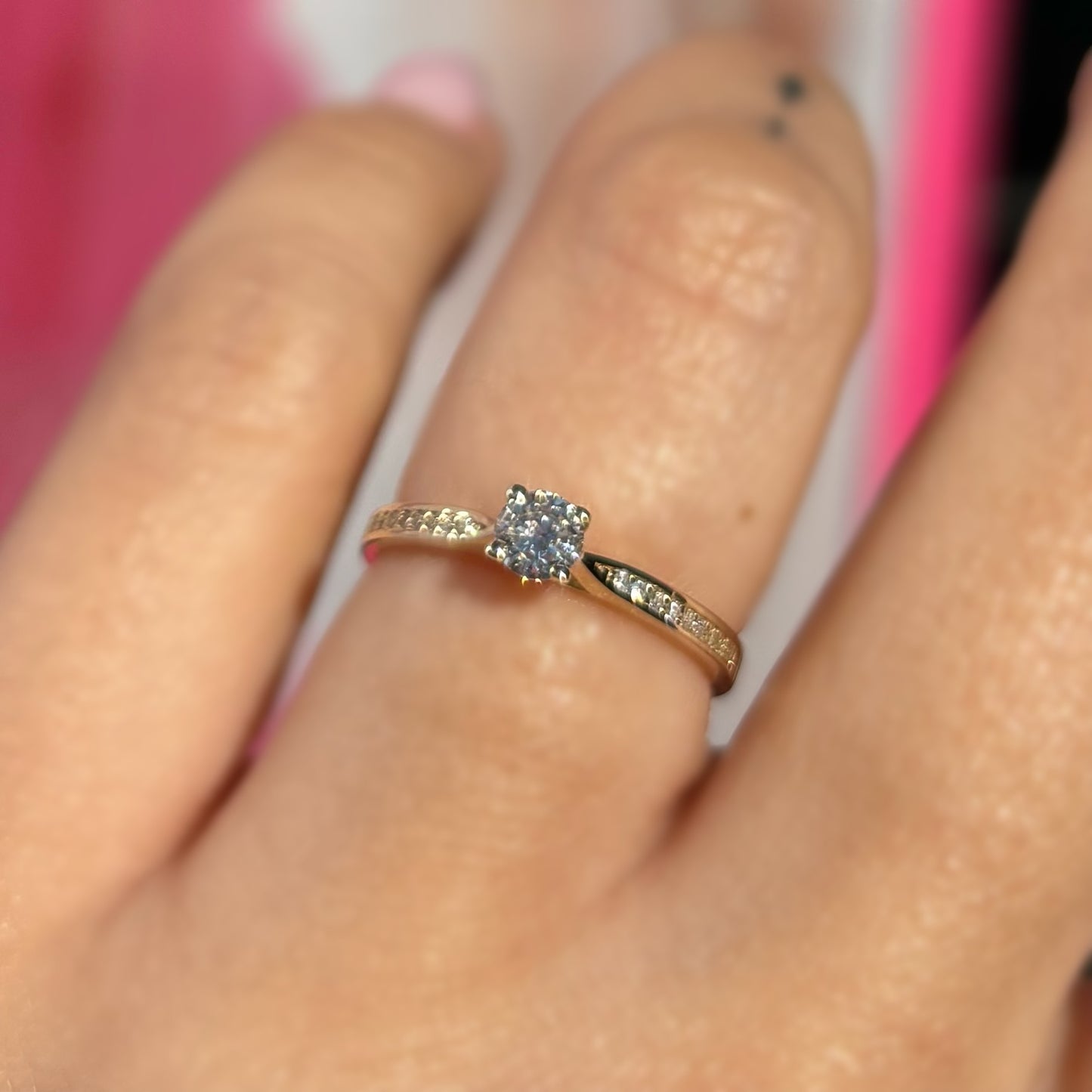 Пръстен жълто злато с диамант 0.24 карата HRD и диаманти 0.07 карата