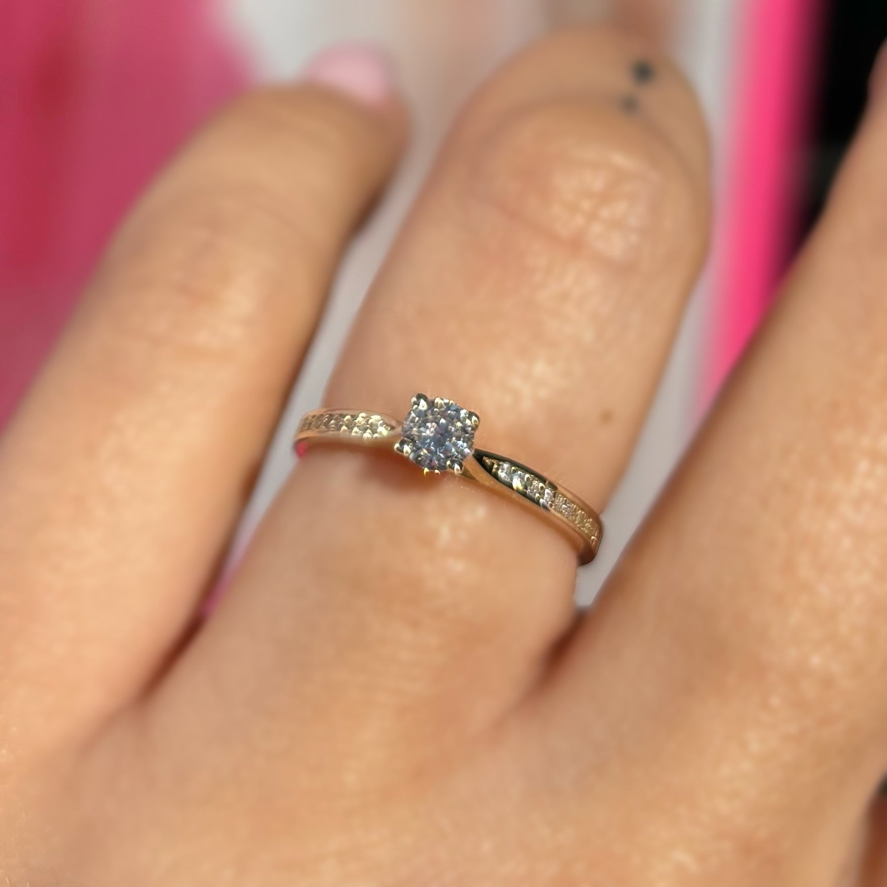 Пръстен жълто злато с диамант 0.24 карата HRD и диаманти 0.07 карата