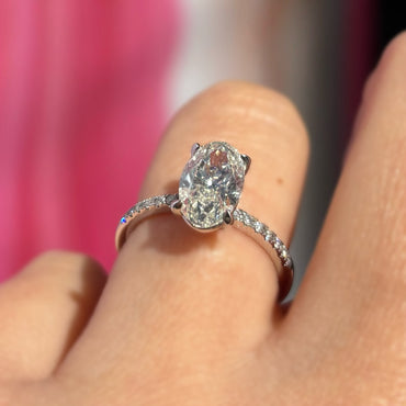 Пръстен с диамант 2.00 овална форма с тънка халка с диаманти 0.12 карата