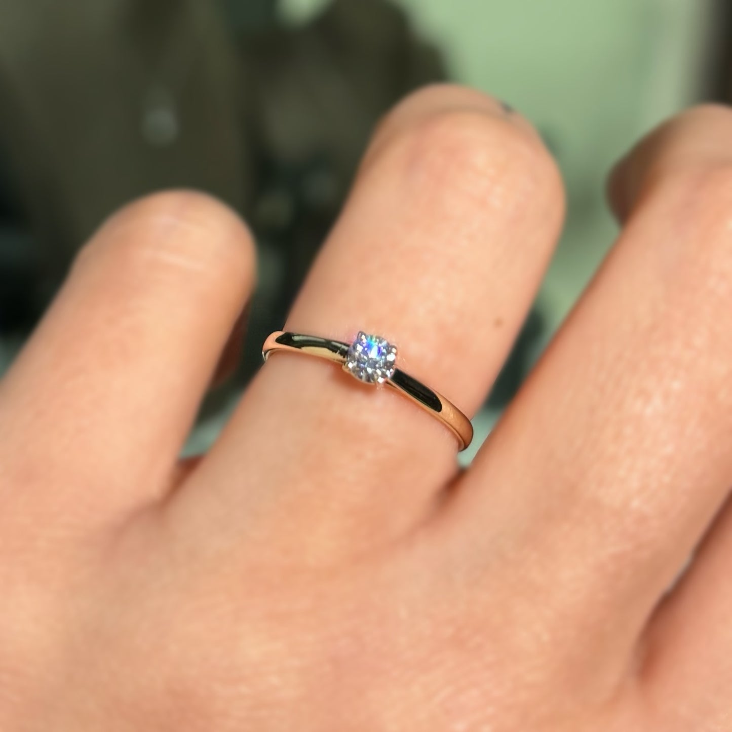 Златен годежен пръстен с диамант 0.19 карата