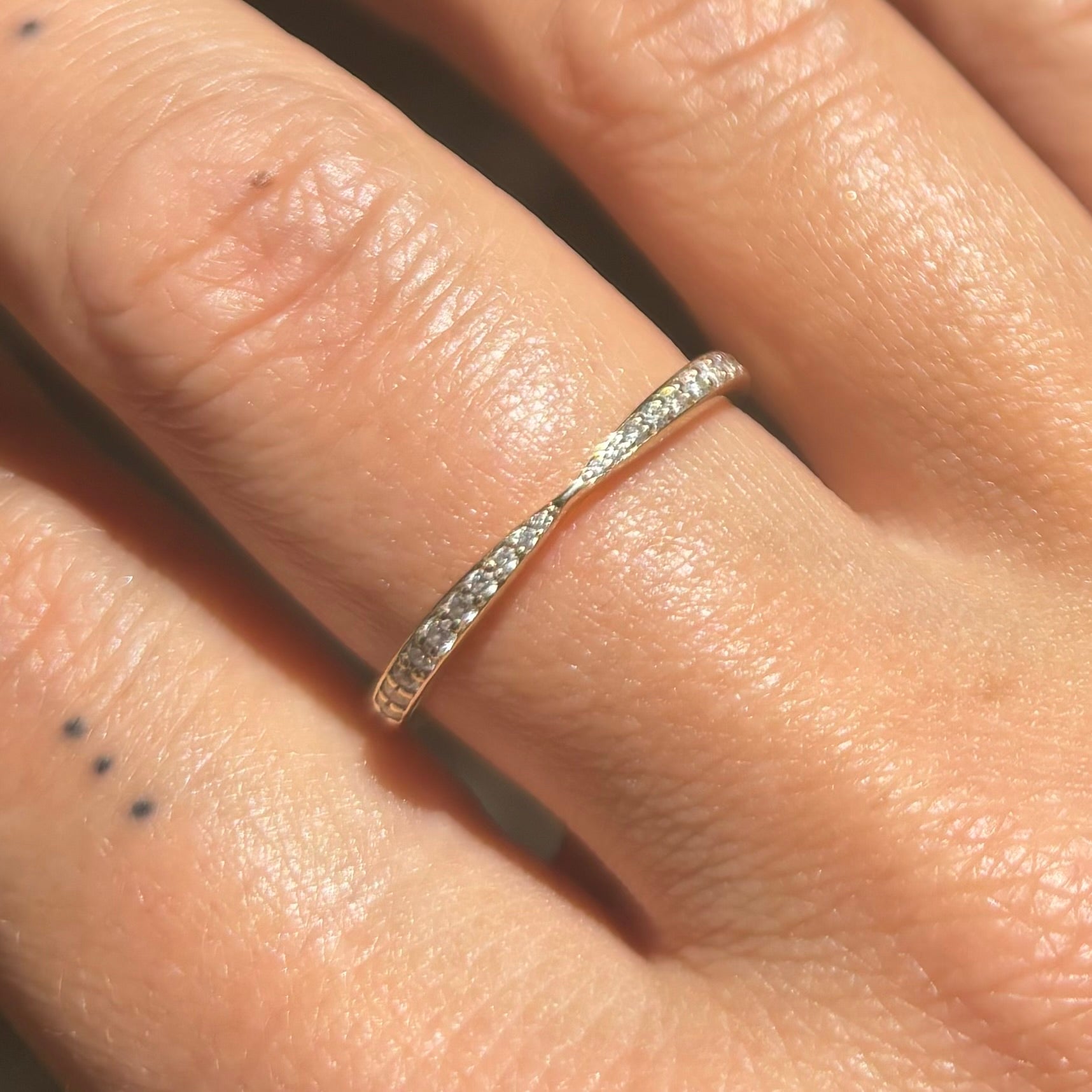 Златен пръстен тип халка с диаманти 0.20 карата