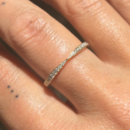 Златен пръстен тип халка с диаманти 0.20 карата