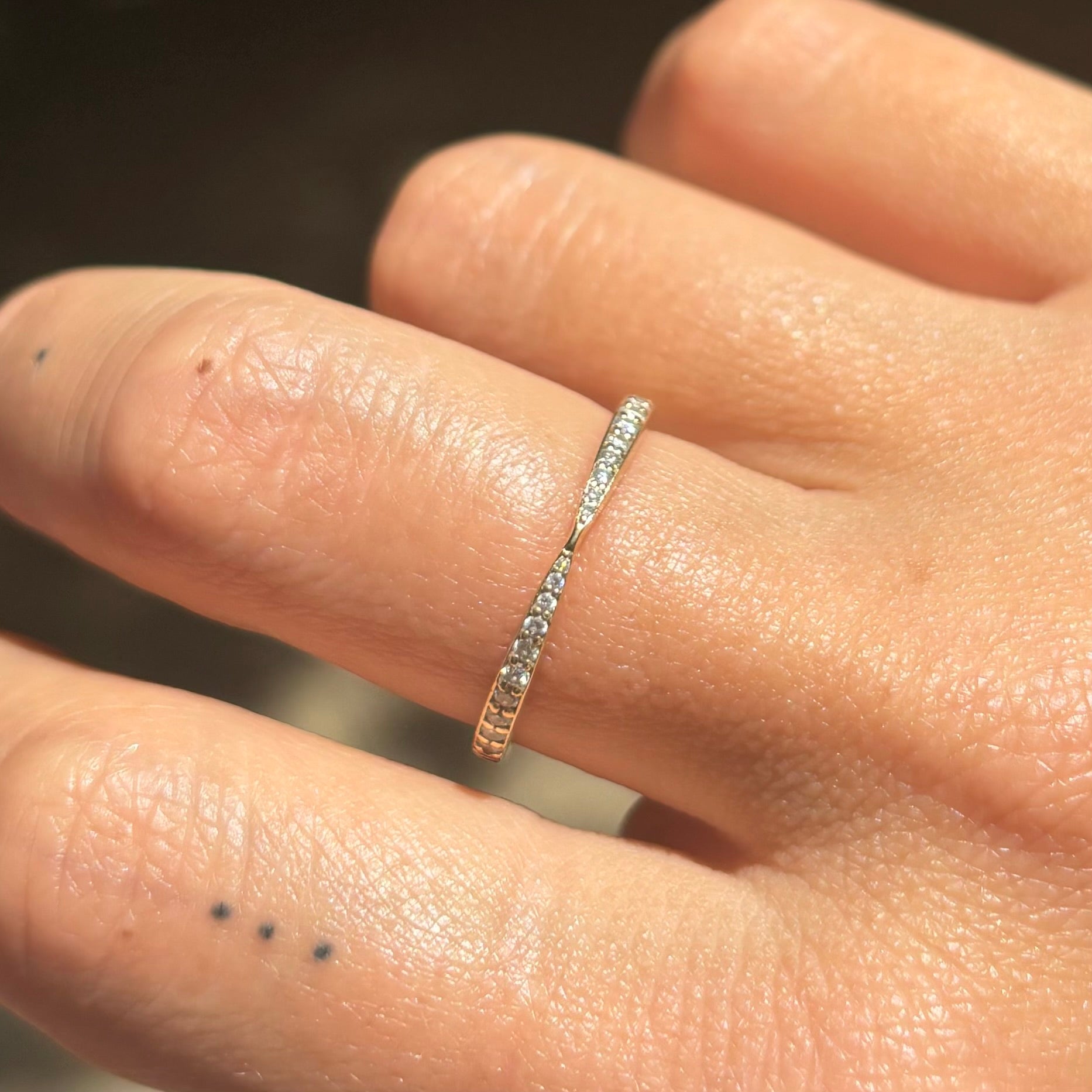 Пръстен тип златна халка с диаманти