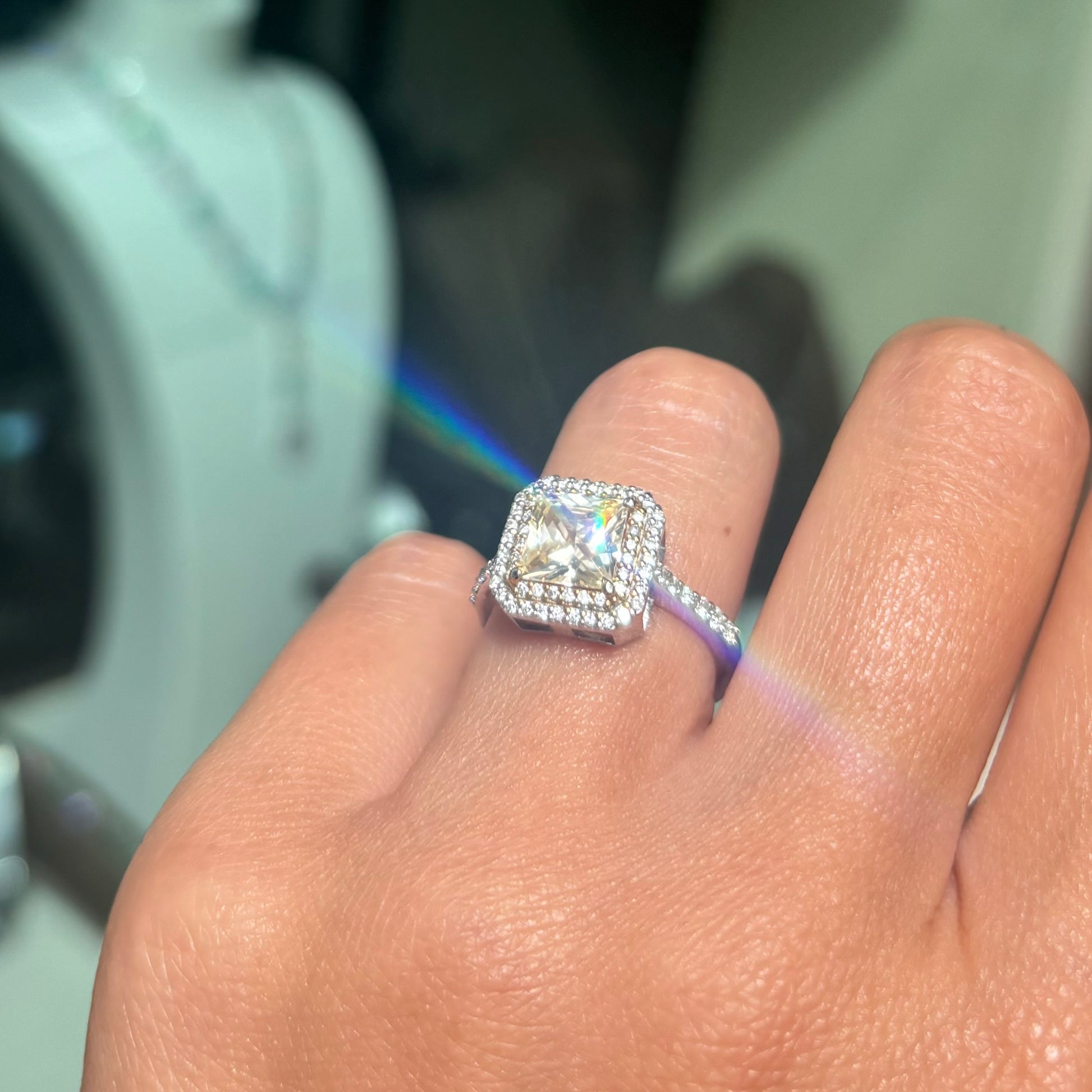 Диамантен пръстен със сапфир в уникално жълт цвят, изработен от 14 карата злато