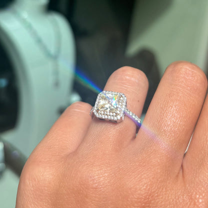 Диамантен пръстен със сапфир в уникално жълт цвят, изработен от 14 карата злато