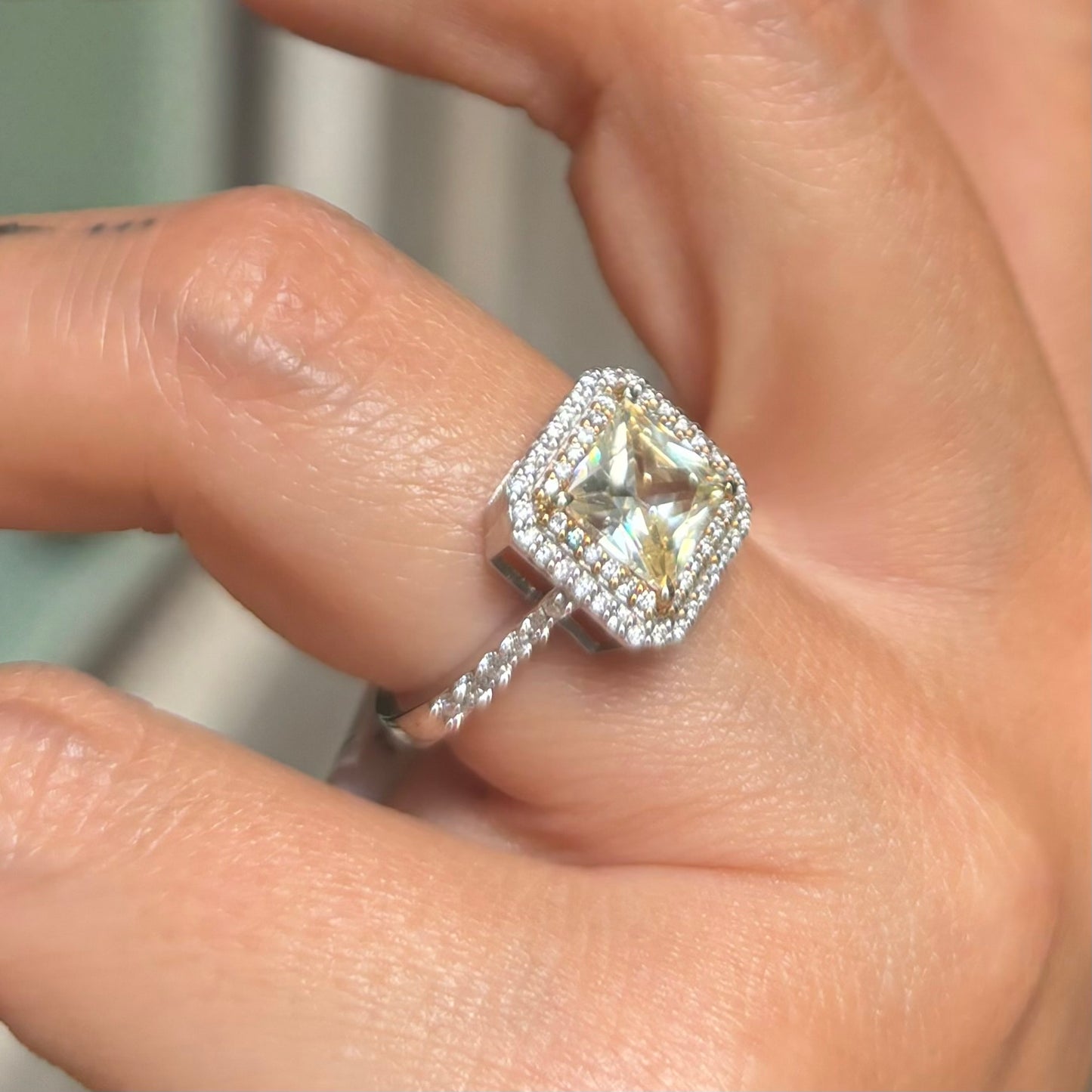 Дамски златен пръстен с жълт сапфир и диаманти от лимитирана колекция на Shemay Diamond