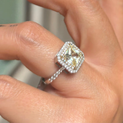 Дамски златен пръстен с жълт сапфир и диаманти от лимитирана колекция на Shemay Diamond