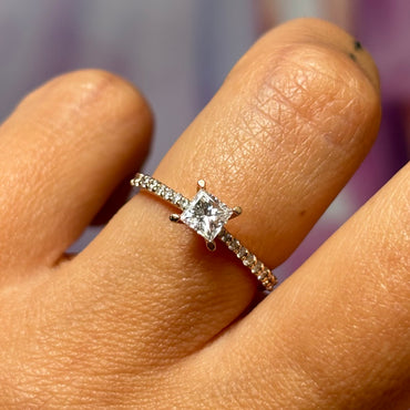 Пръстен с диаманти  GIA сертификат 0.65 карата