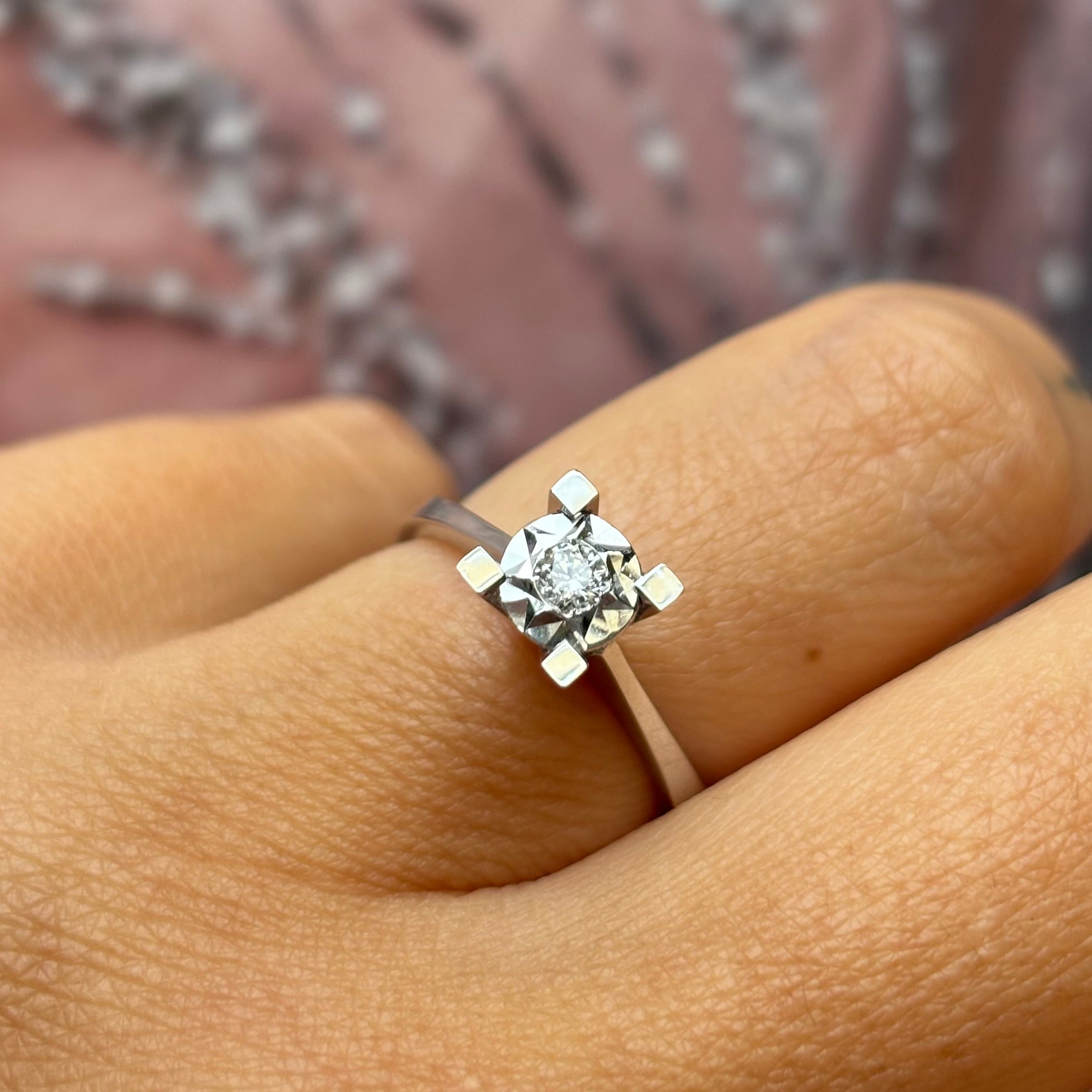 Годежен пръстен от бяло злато с диамант 0.10 карата