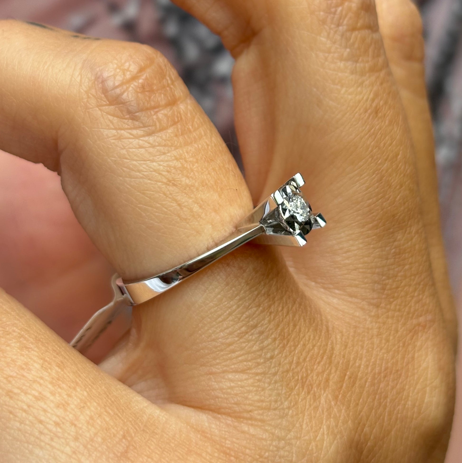 Годежен пръстен от бяло злато с диамант 0.10 карата