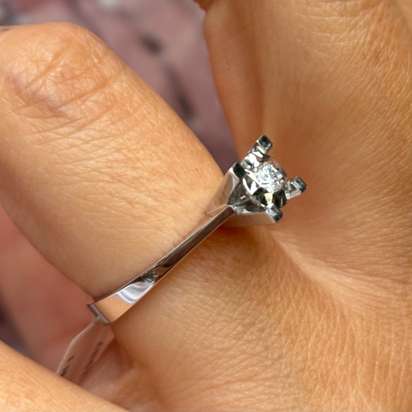 Годежен пръстен от бяло злато с диамант 0.10 карата