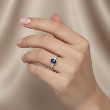 Пръстен от бяло злато със сапфир и диаманти baguette 0.67 карата