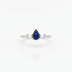 Пръстен от бяло злато със сапфир и диаманти baguette 0.67 карата