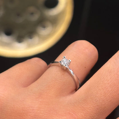 Класически пръстен от бяло злато с диамант 0.22 карата