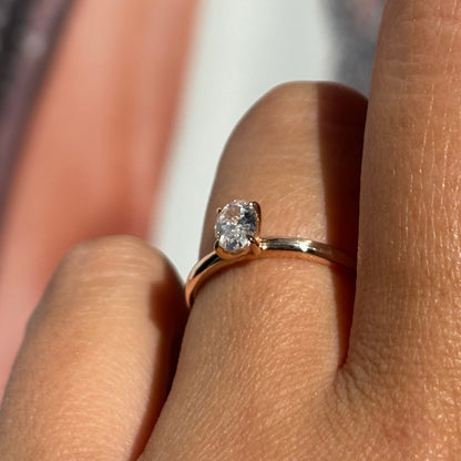Тънък златен пръстен за годеж от розово злато с диамант овал
