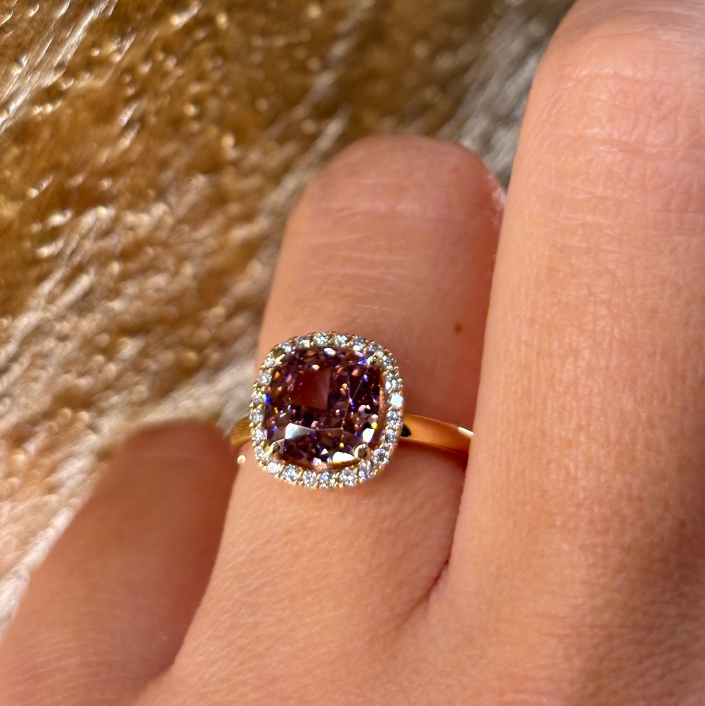 Дамски пръстен от розово злато с голям цветен камък и диамант