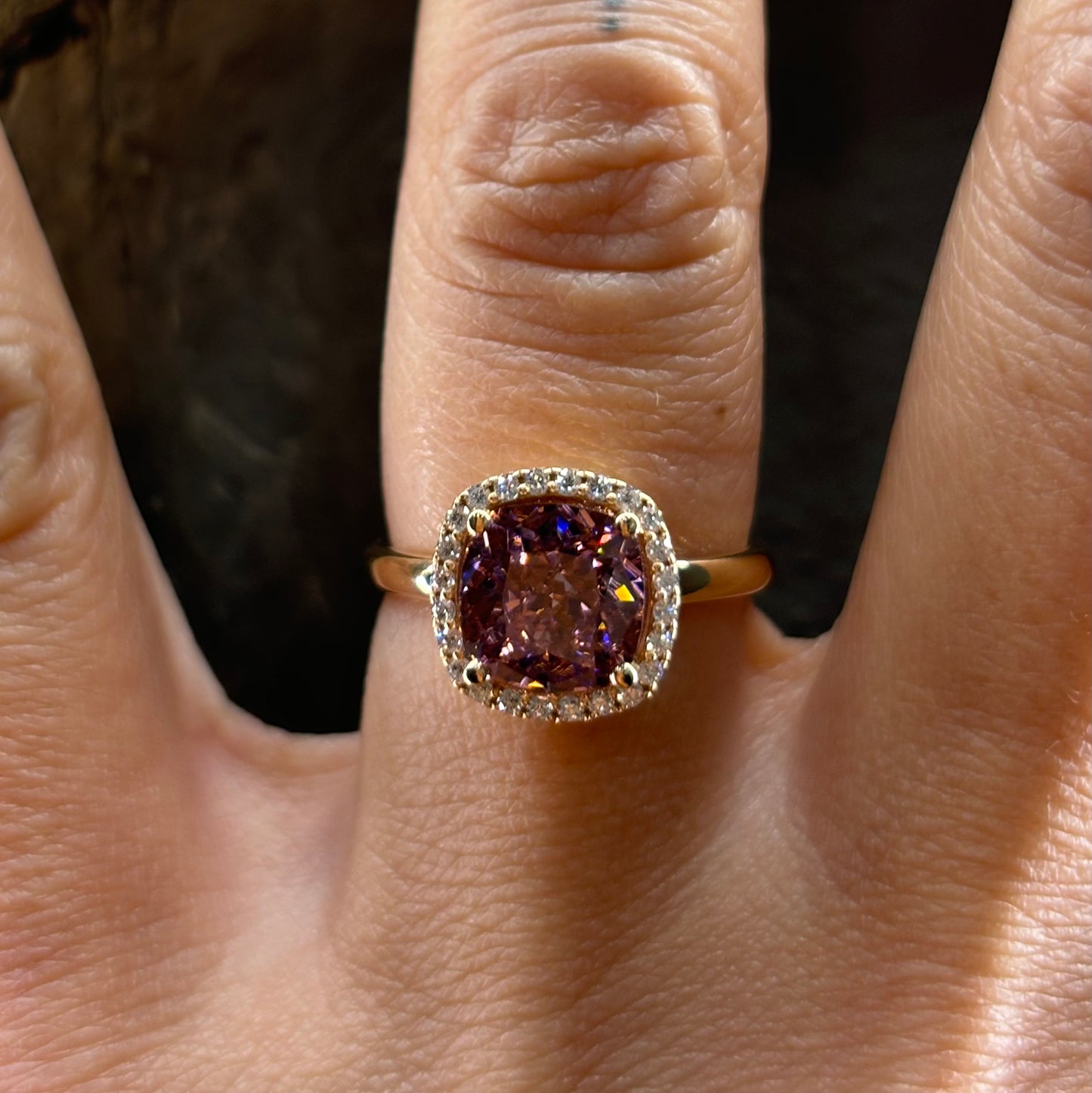 Пръстен с камък в красив вишнев цвят и диаманти	