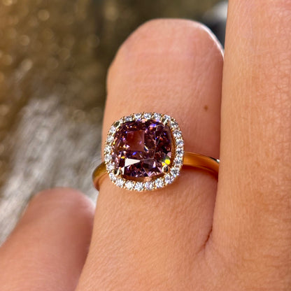 Уникален пръстен от злато с диаманти и естествен скъпоценен камък