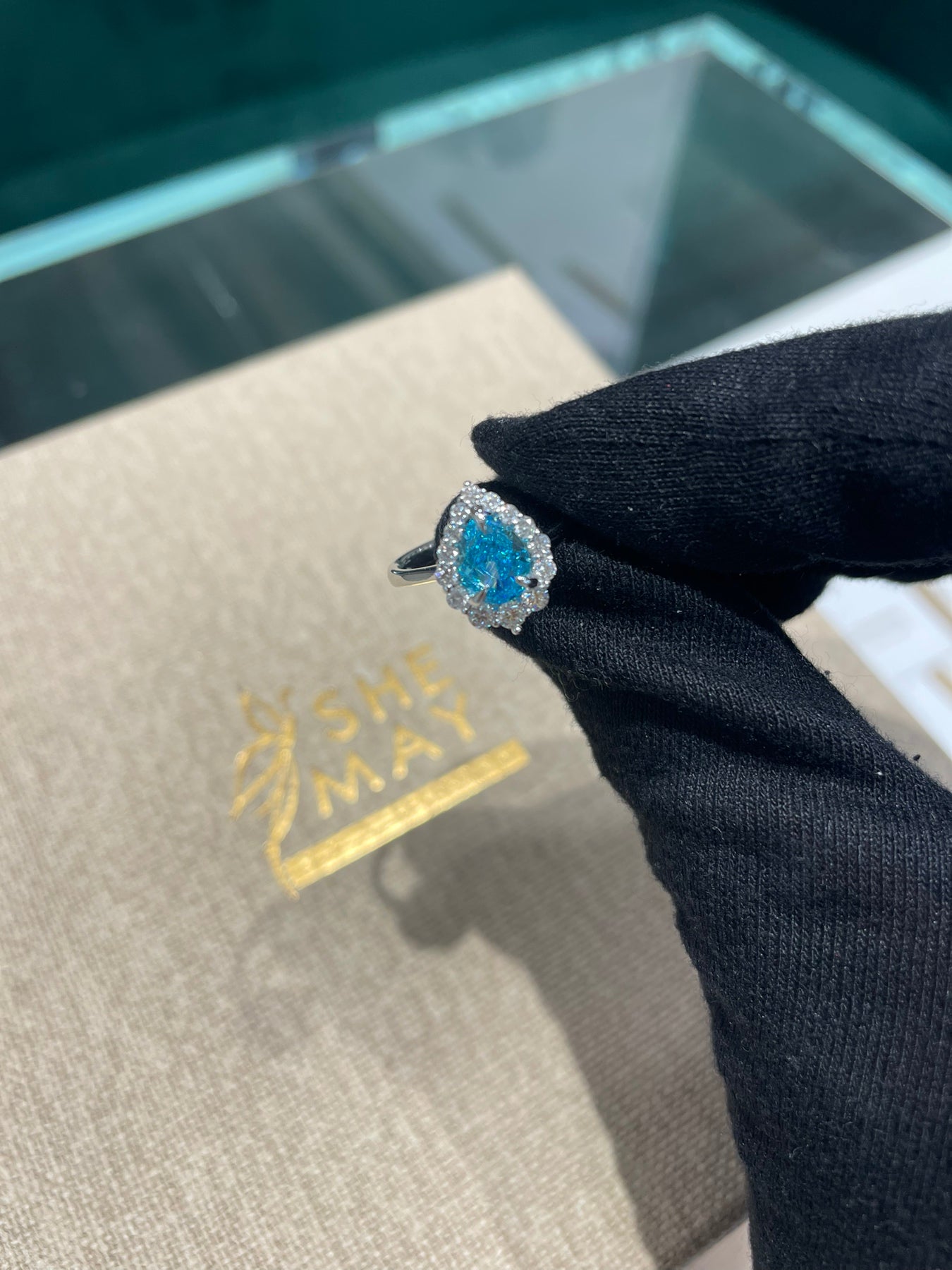 Дамски пръстен бяло злато с диаманти и син топаз 2.59 карата