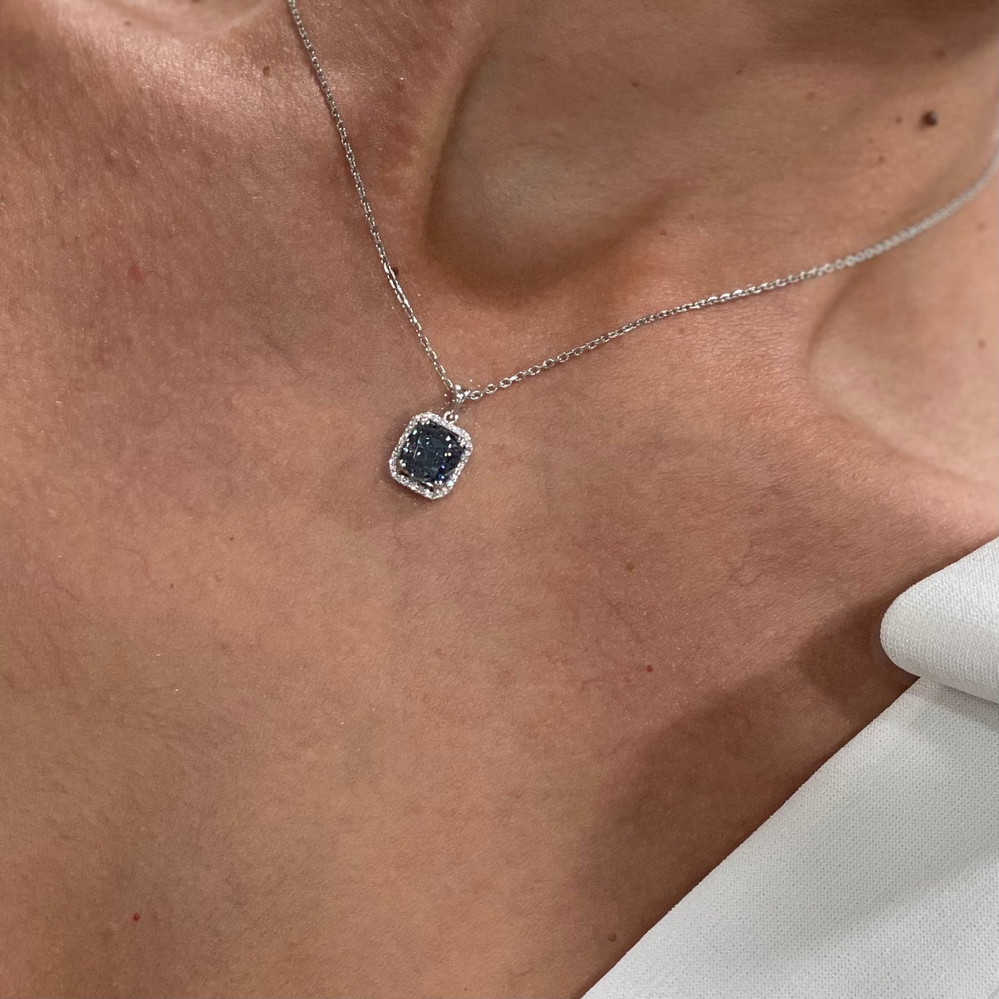 Колие от бяло злато с диаманти и сапфир 4.92 карата Limited edition Bahrain Diamond Exhibition