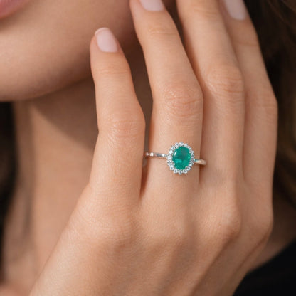 White gold ring with emerald and diamonds 0.91 carats