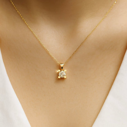 Колие с висулка от жълто злато с диамант 0.20 карата